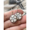 Boucles d'oreilles artisanales en pâte polymère – Fleurs délicates et argent 925