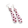 Boucles d'oreilles pendantes avec mini fleurs rouges, fond blanc, en pâte polymère