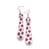 Boucles d'oreilles pendantes avec mini fleurs rouges, fond blanc, en pâte polymère