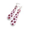 Boucles d'oreilles pendantes avec mini fleurs rouges, fond blanc, en pâte polymère