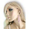 Boucles d'oreilles pendantes avec mini fleurs rouges, fond blanc, en pâte polymère