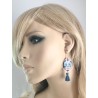 Boucles d'oreilles halloween, sugar skull calavera aux yeux bleus et pampilles, en pâte polymère