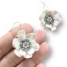 Boucles d'oreilles fleuries, blanc, en pâte polymère