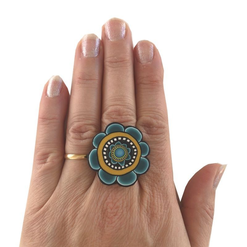 Bague fleur bleue stylisée en pâte polymère