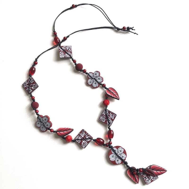 Sautoir fleuri, noir&blanc et rouge, pâte polymère