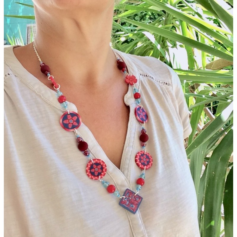 Sautoir fleuri, bleu-jean et rouge, pâte polymère