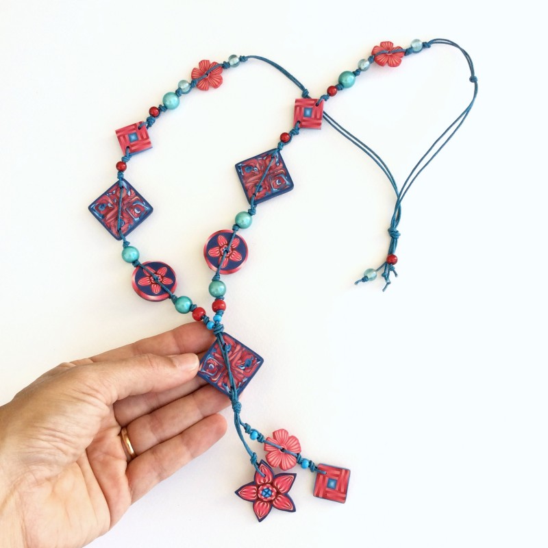Sautoir fleuri, bleu-jean et rouge, pâte polymère